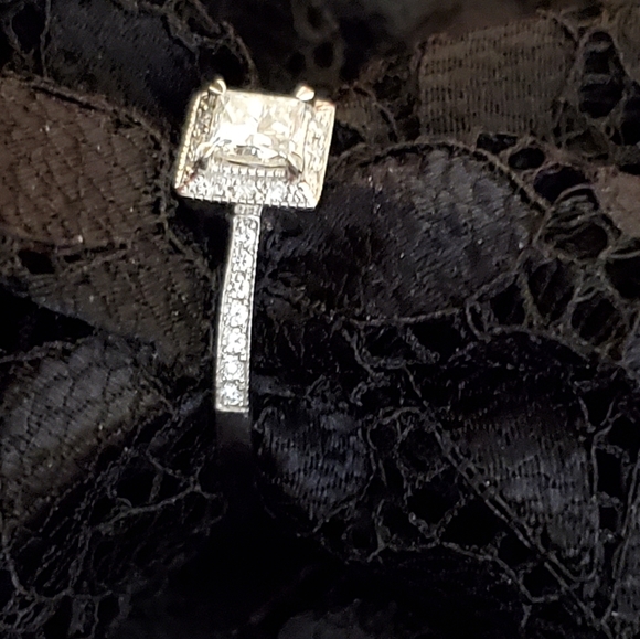 New & unworn 18K White Gold - Diamond Engagement Ring - Picture 6 of 16